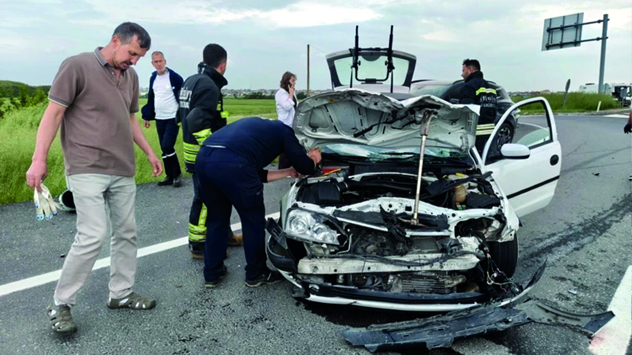 Tekirdağ’da Motosiklet ile Otomobil Çarpıştı