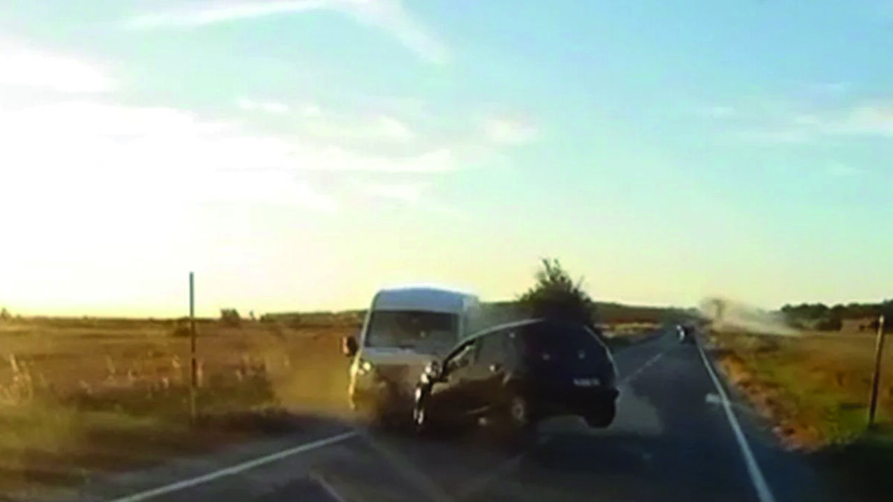 Saray’da Feci Kaza: Minibüs ile Otomobil Çarpıştı, 1 Kişi Hayatını Kaybetti