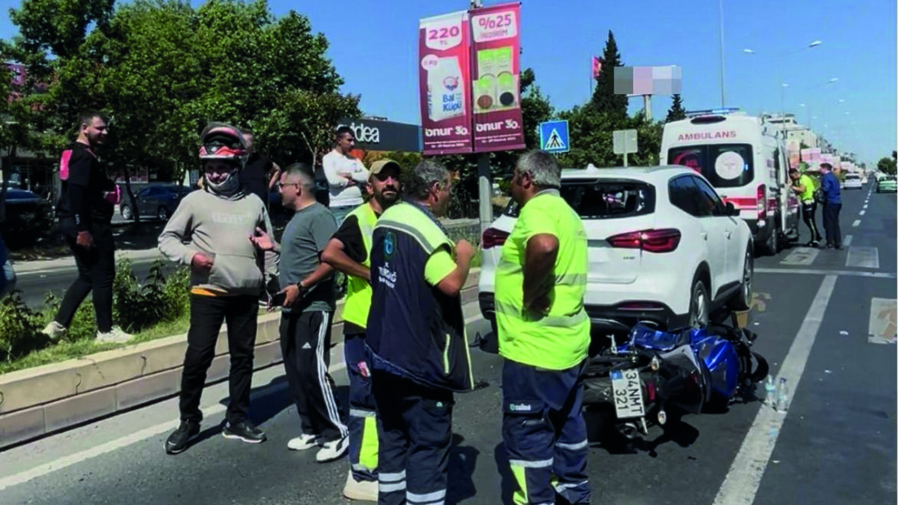 Yayaya Yol Vermek İçin Yavaşlayan Otomobile Motosiklet Çarptı