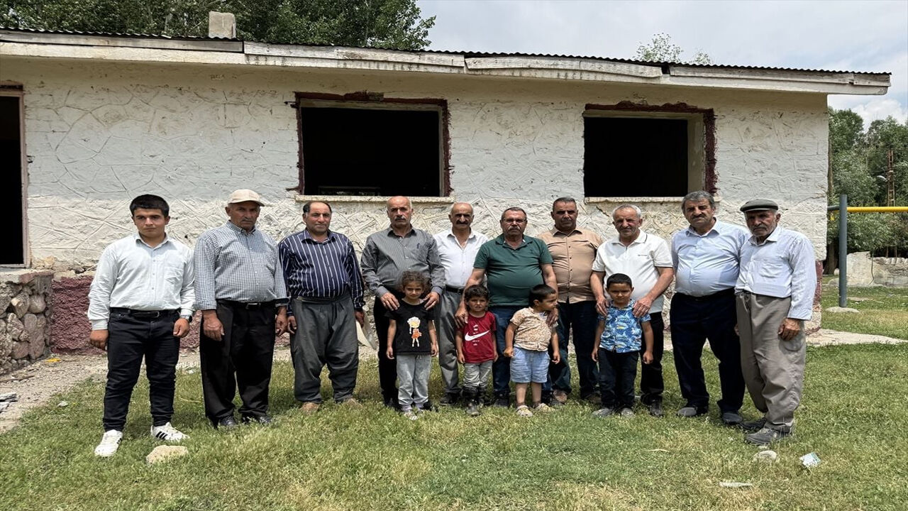 42 Yıl Önce Görev Yaptığı Köyde Öğrencileriyle Bir Araya Geldi
