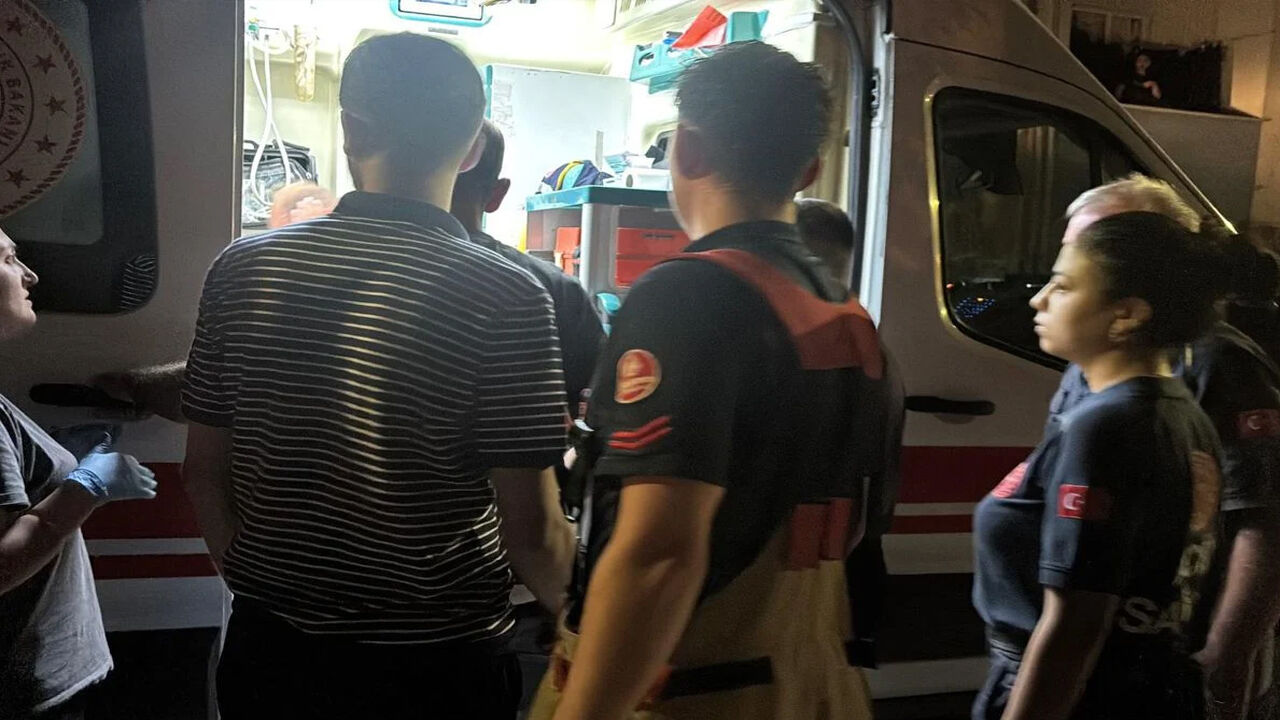 Çatıya Çıkan Şahsı Polis İkna Ederek Kurtardı