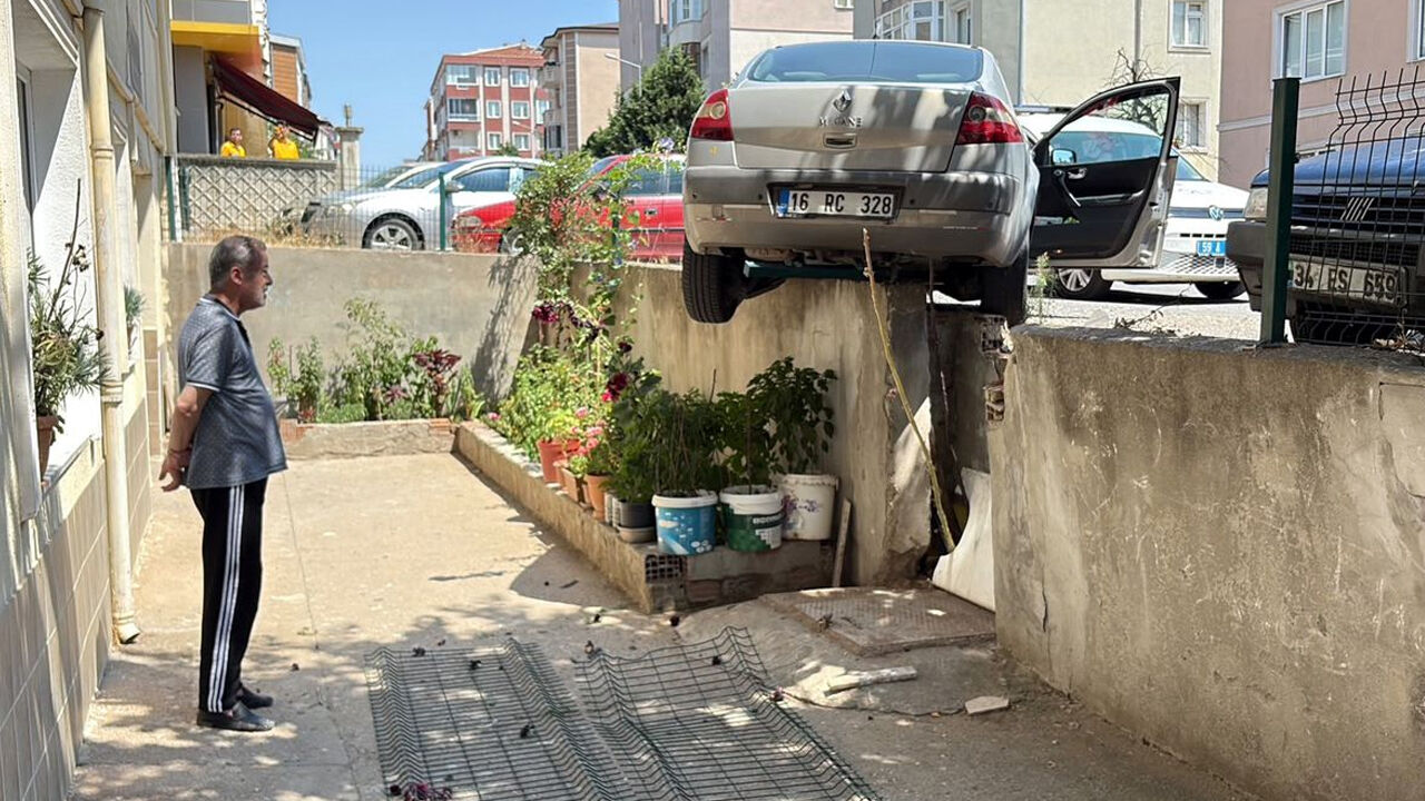 El Freni Çekilmeyen Otomobil İstinat Duvarında Asılı Kaldı