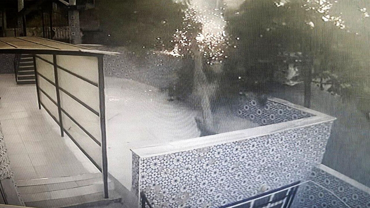 Tekirdağ'da Tırın Çarptığı Elektrik Direği Cami Avlusuna Devrildi