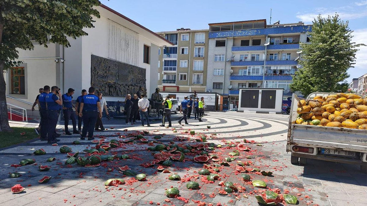 Tekirdağ'da Zabıtaya Kızan Seyyar Satıcı, Karpuzları Belediye Önünde Parçaladı