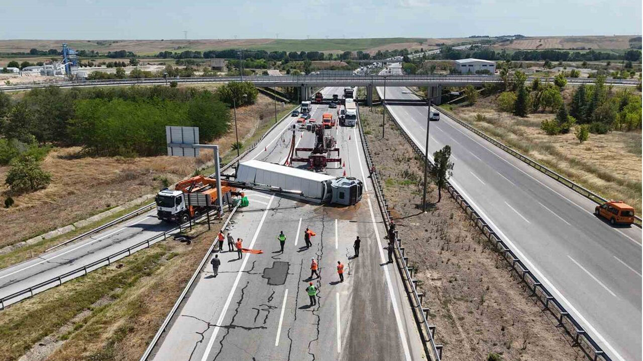Avrupa Otoyolu'nda Meyve Yüklü Tır Devrildi, Trafik Saatlerce Durdu