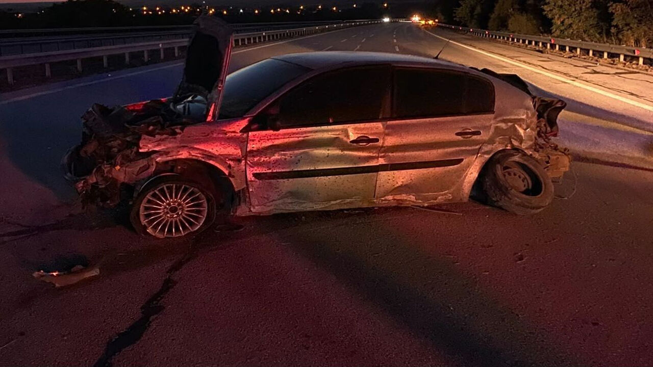 Babaeski'de Otomobil Bariyerlere Çarptı