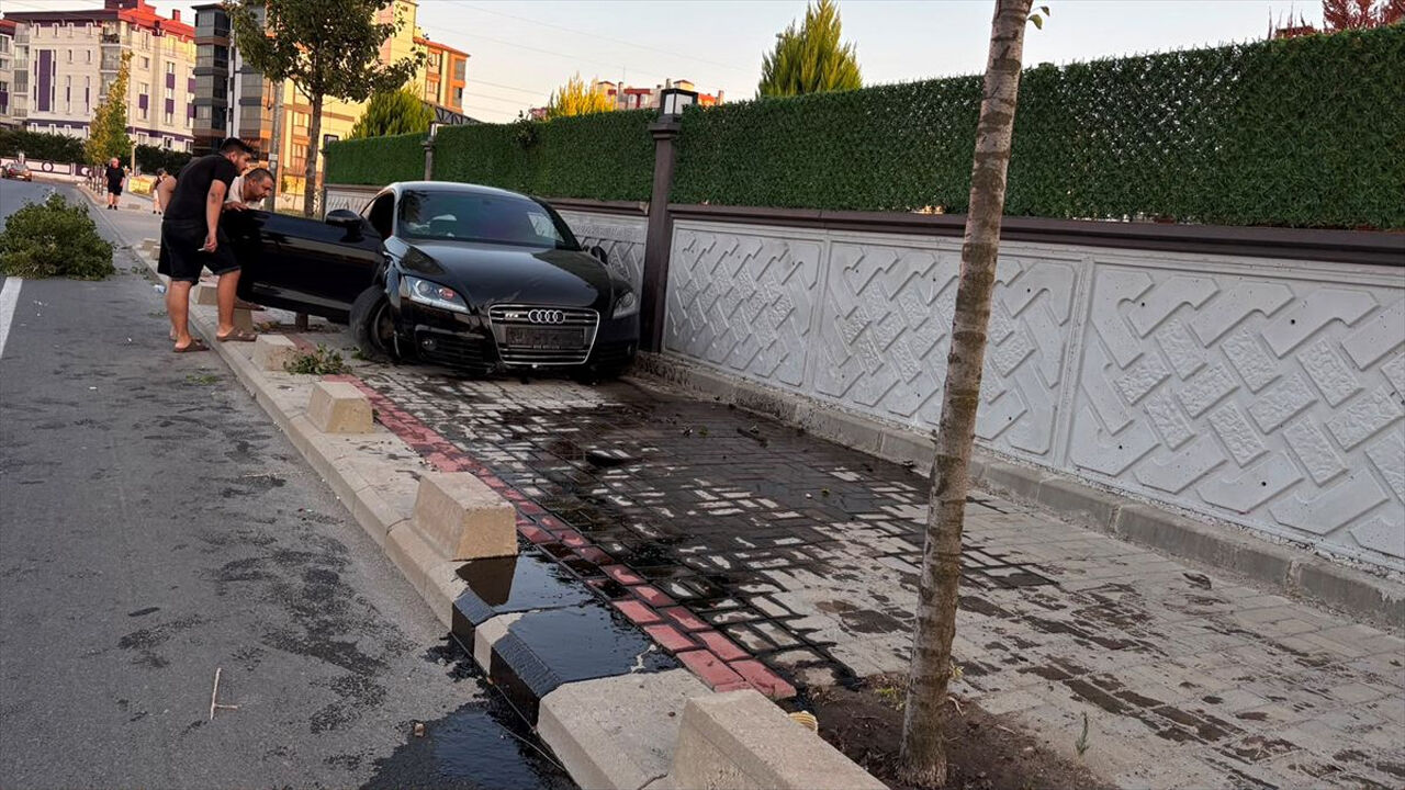 Çorlu'da Kontrolden Çıkan Otomobil İstinat Duvarına Çarptı