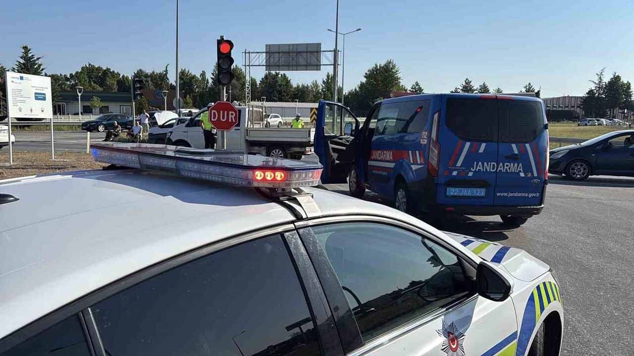 Edirne-Havsa Yolunda İki Otomobil Çarpıştı: 2 Yaralı