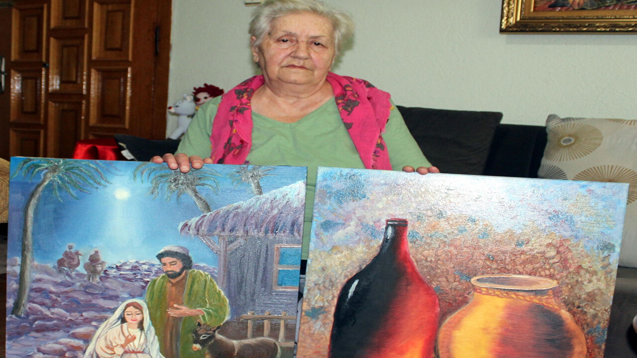 65 yaşında yeniden resme başladı, 7 yılda evini sergi alanına çevirdi