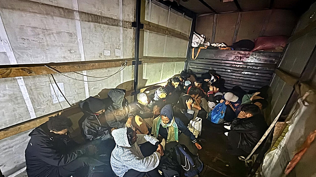 Marmaraereğlisi’nde kamyonette 19 kaçak göçmen yakalandı: 2 şüpheli tutuklandı