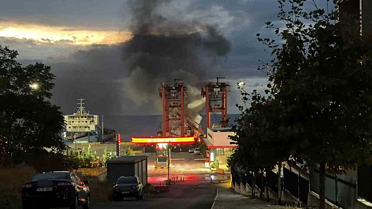 Ceyport Limanı’nda kamyonet yangını