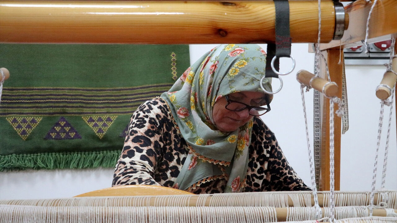 74 yaşındaki Fatma Ayvalıdere, Karacakılavuz dokumasında huzur buldu
