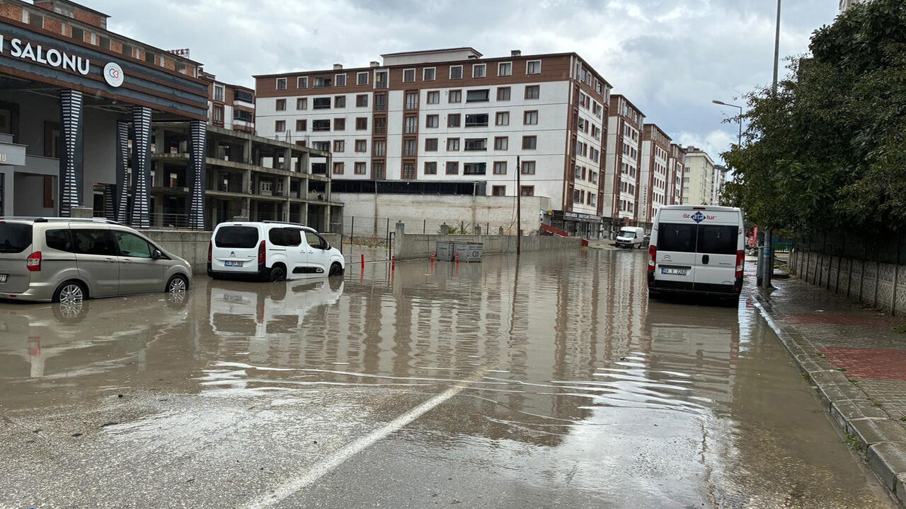 Çerkezköy’de sağanak su baskınlarına yol açtı: Su 50 santimetreye ulaştı