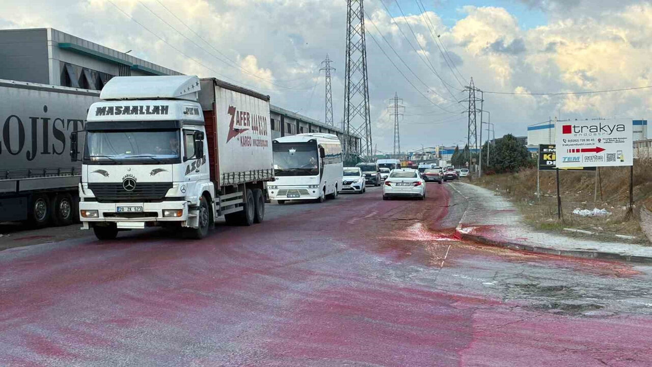 Kapaklı OSB’de cadde kırmızıya büründü