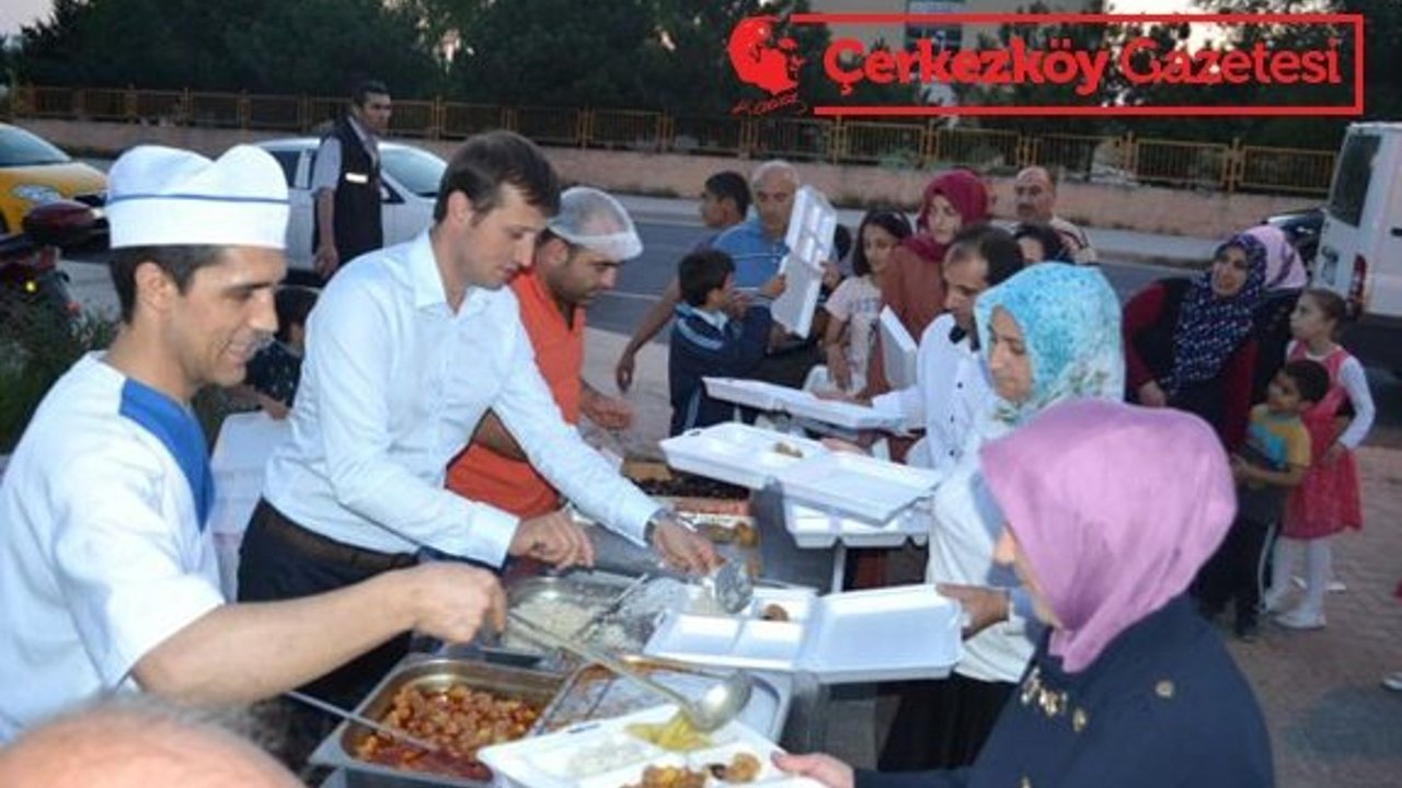 Belediyenin geleneksel iftar sofraları kuruluyor
