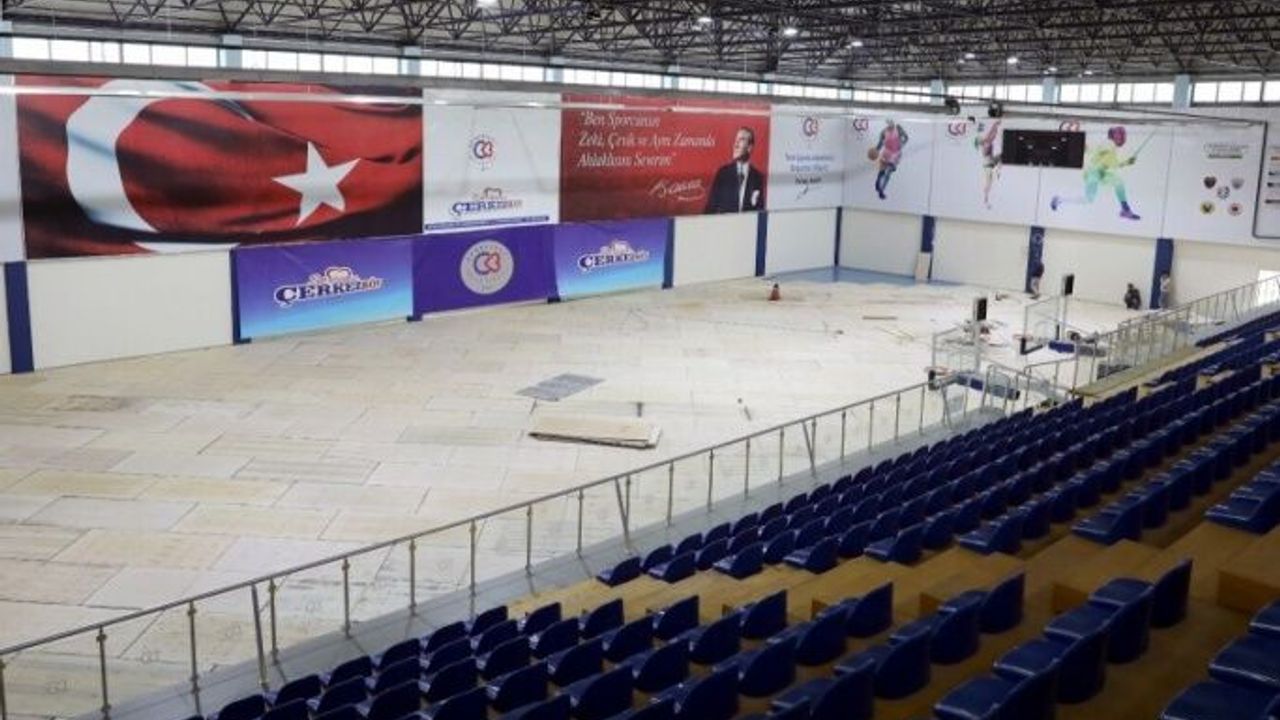 29 EKİM KAPALI SPOR SALONU’NDA PARKE ZEMİN ÇALIŞMALARI BAŞLADI