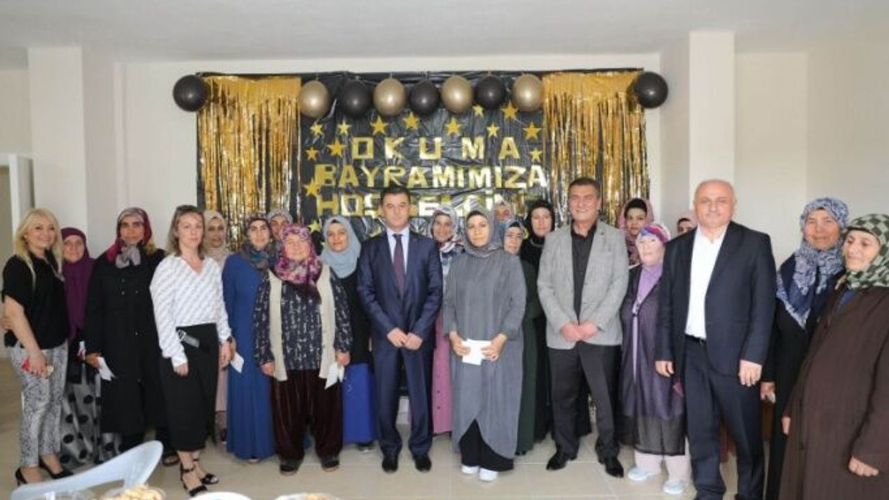 Çetin, Okuma-Yazma Kursunu Tamamlayan Kursiyerlere Belgelerini Takdim Etti