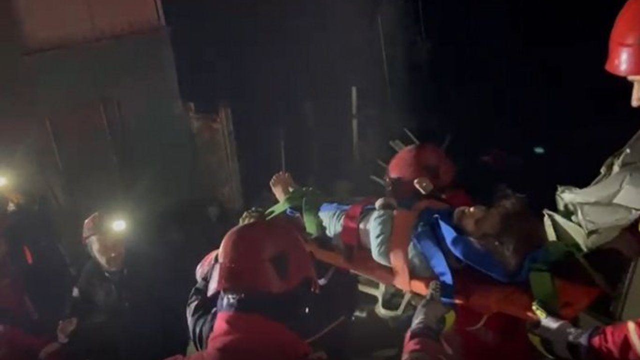 TEKİRDAĞ BÜYÜKŞEHİR BELEDİYESİ ARAMA KURTARMA EKİPLERİ 4 YAŞINDAKİ KIZ ÇOCUĞUNU ENKAZDAN ÇIKARDI