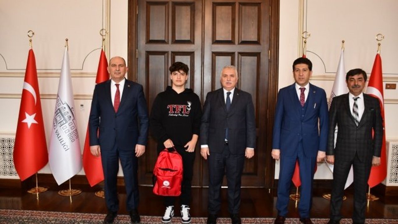 Satranç Milli Takımına Seçilen Öğrenciyi Vali Yıldırım Makamında Kabul Etti