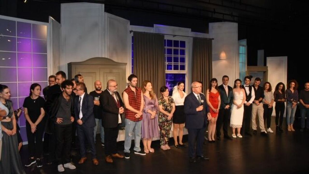 ŞEHİR TİYATROSU 2023-2024 SEZONUNU ‘KARMAKARIŞIK’ ADLI OYUNLA AÇTI