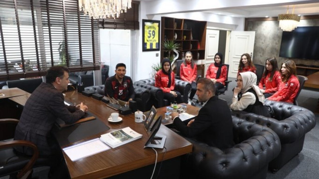 Kadın Futbol Takımından Başkan Çetin’e Ziyaret