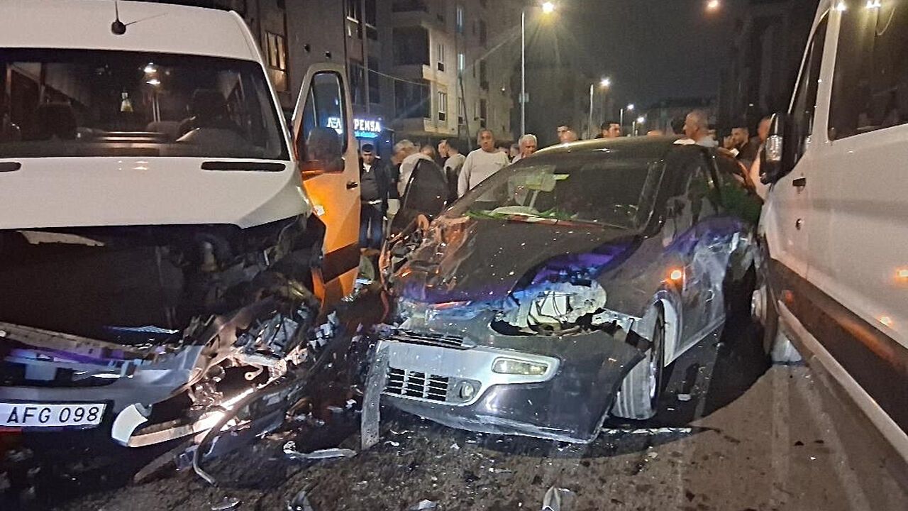 Çerkezköy'de Otomobil ve Minibüs Çarpıştı: Alkollü Sürücü Kaza Yaptı