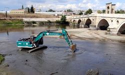 Debisi Düşen Tunca Nehri'nde Temizleme Çalışması