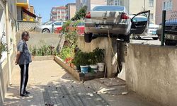 El Freni Çekilmeyen Otomobil İstinat Duvarında Asılı Kaldı