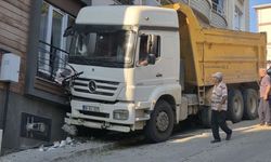 Freni Boşalan Kamyon Eve Çarptı