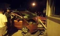 Kapaklı'da Alkollü Sürücü Bina Duvarına Çarptı: 2 Yaralı