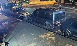 Otomobilin Park Halindeki Kamyonete Çarptığı Kaza Kamerada