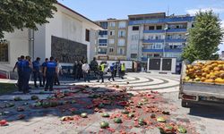 Tekirdağ'da Zabıtaya Kızan Seyyar Satıcı, Karpuzları Belediye Önünde Parçaladı
