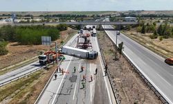 Avrupa Otoyolu'nda Meyve Yüklü Tır Devrildi, Trafik Saatlerce Durdu
