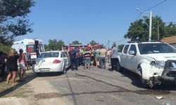 Enez'de Kamyonet ile Otomobil Çarpıştı: 3 Yaralı