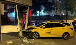 Çorlu’da otomobil ile taksi çarpıştı: Araçlar iş yerine girdi