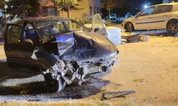 Edirne’de kontrolden çıkan otomobil çöp konteynerlerini sürükledi