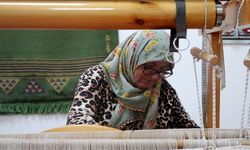 74 yaşındaki Fatma Ayvalıdere, Karacakılavuz dokumasında huzur buldu