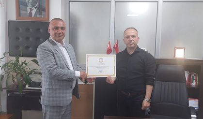 14. Olağan Genel Kurul'da yeniden başkan seçilen Murat Koçak mazbatasını teslim aldı.