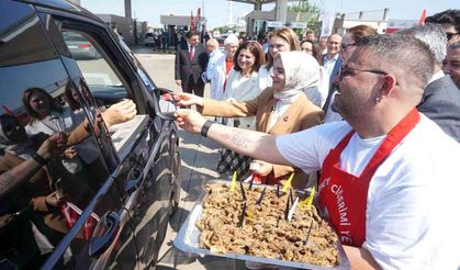 Aile ve Sosyal Hizmetler Bakanı Mahinur Özdemir Göktaş, Kapıkule Sınır Kapısı'nda gurbetçilerle bir araya gelerek yürütü