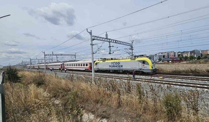 Edirne-İstanbul seferini yapan yolcu treninin bir vagonu Çerkezköy'de raydan çıktı. Olayda ölen ya da yaralanan olmadı.