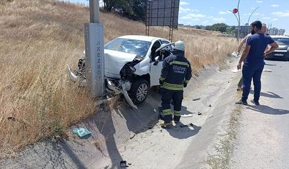 Tekirdağ'ın Çerkezköy ilçesinde otomobil, hafif ticari araç ve motosikletin karıştığı zincirleme kazada 3 kişi yaralandı.