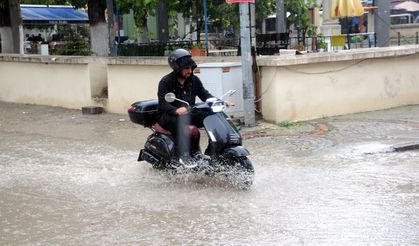 Meteoroloji'nin uyarısının ardından etkili olan sağanak nedeniyle cadde ve sokaklarda su birikintileri oluştu.