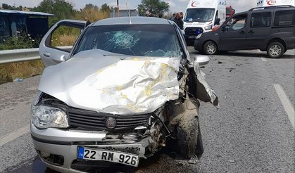 Otomobil ile kamyonetin çarpıştığı kazada yaralanan 6 kişi hastaneye kaldırıldı.