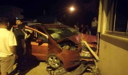 Kontrolden çıkan otomobilin bina duvarına çarptığı kazada 2 kişi yaralandı, sürücünün alkollü olduğu belirlendi.