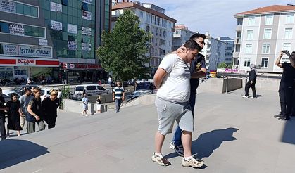 4 ayrı marketten yaklaşık 20 bin liralık bebek maması çaldıkları iddia edilen 3 şüpheliden 2'si tutuklandı.