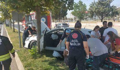 Tekirdağ'ın Çorlu ilçesinde U dönüşü sırasında kontrolden çıkan otomobilin refüje çıktığı kazada sürücü yaralandı.