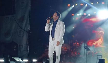 Marmaraereğlisi Karpuz Festivali'nde sahne alan Mahsun Kırmızıgül oldu