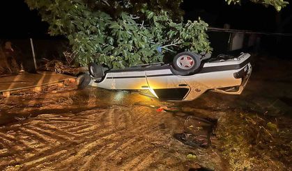 Pehlivanköy'ün Kuştepe köyünde kontrolden çıkan otomobil, yol kenarındaki bir evin bahçesine girdi.