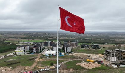 Çerkezköy’ün girişine 81 metrelik bayrak direği dikildi