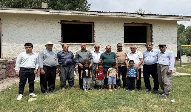 42 Yıl Önce Görev Yaptığı Köyde Öğrencileriyle Bir Araya Geldi